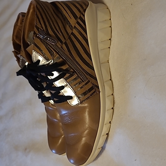 Naot* Polaris* High Top Sneaker* Boot*Leather* Tan/Black/Silver* Sz EU40 - Picture 3 of 7